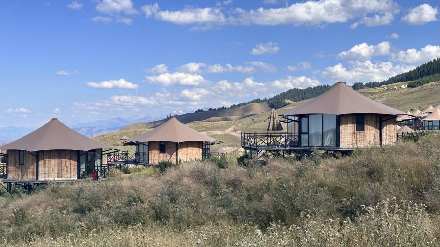 新疆伊犁花间营云驰谷项目